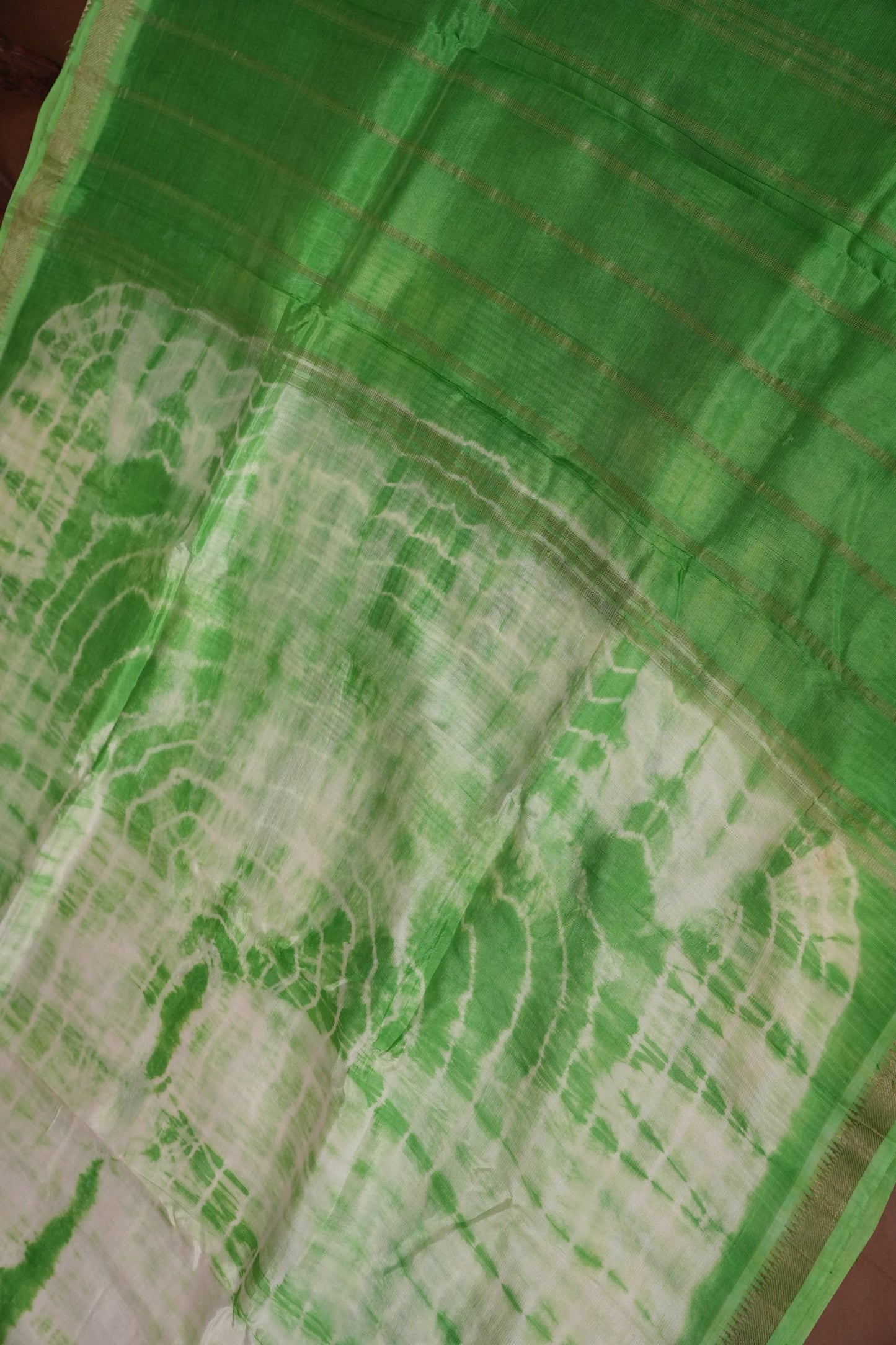 Mangalagiri Silk Shibori Tie & Dye Saree - White with Leaf Green