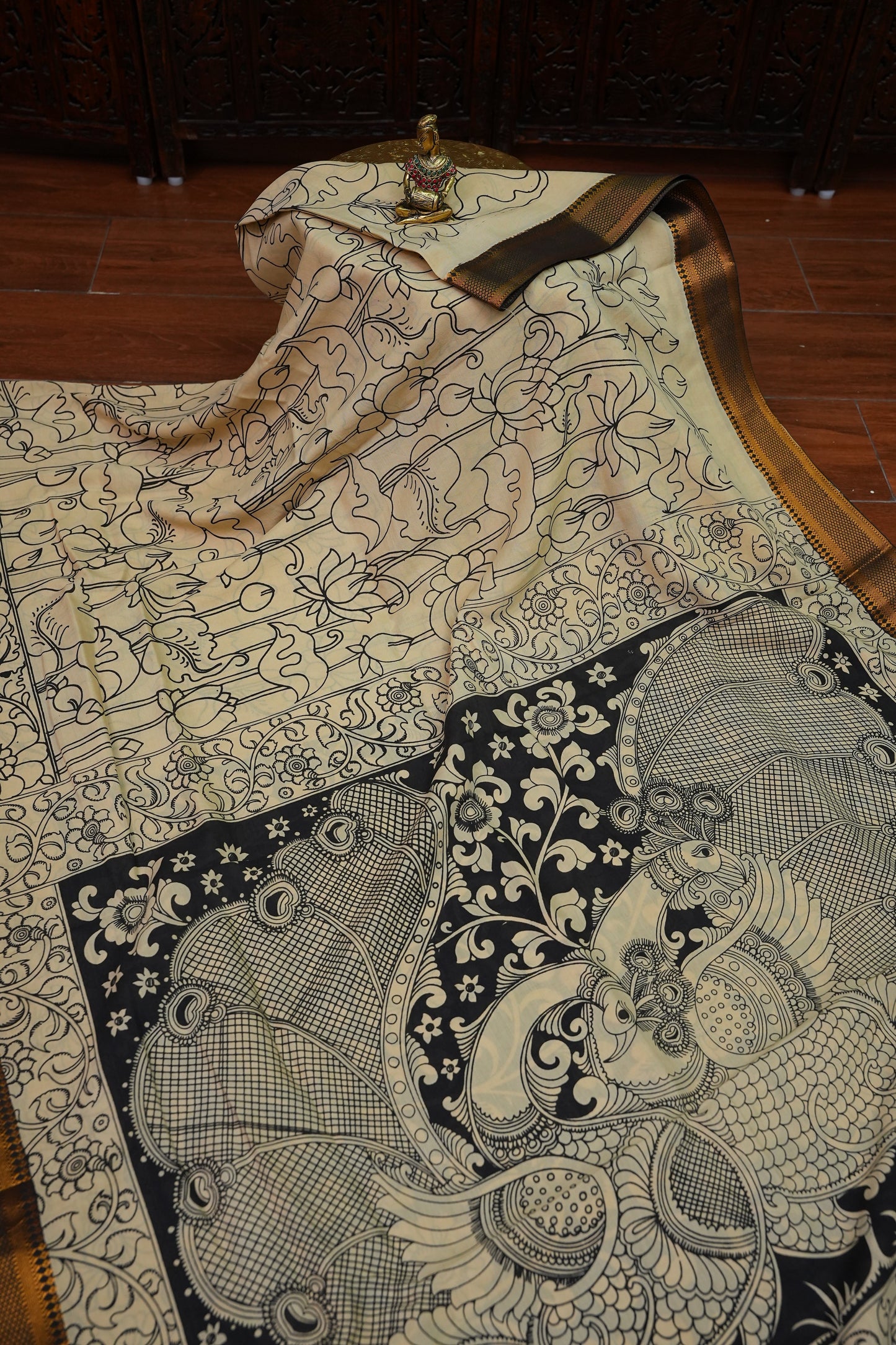 Pure Bangalore Silk Saree with Monochrome Hand-Painted Kalamkari & Nizam Border – Ivory & Black