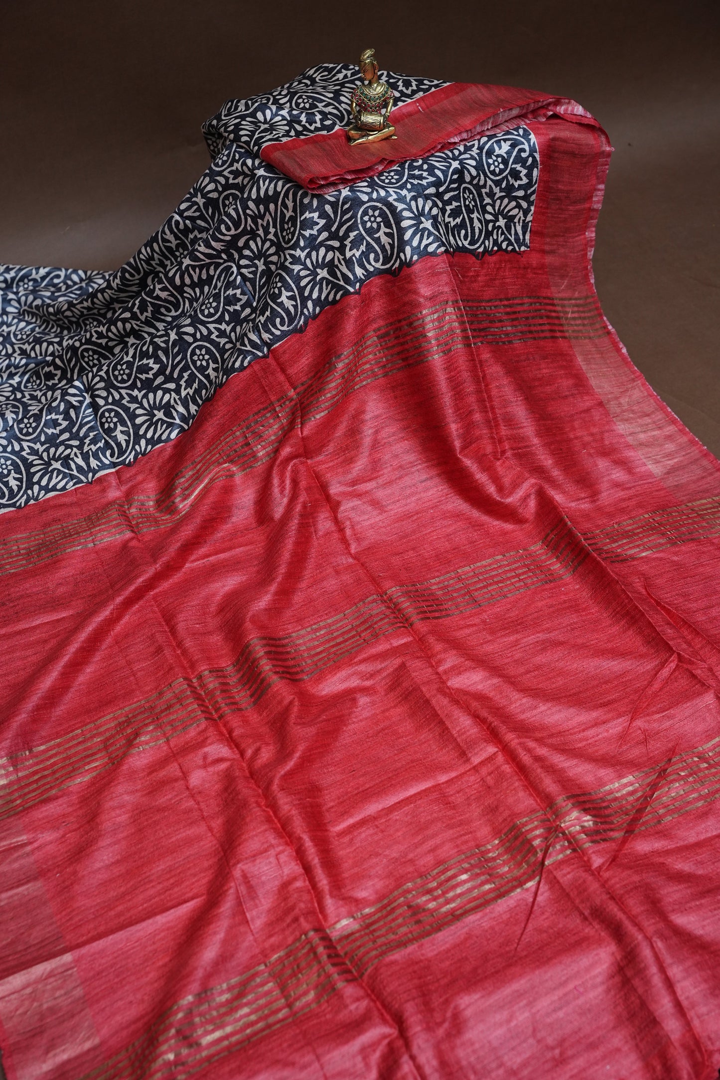 Pure Giccha Silk Saree – Monochrome Paisley Floral Weave with Ruby Red Border