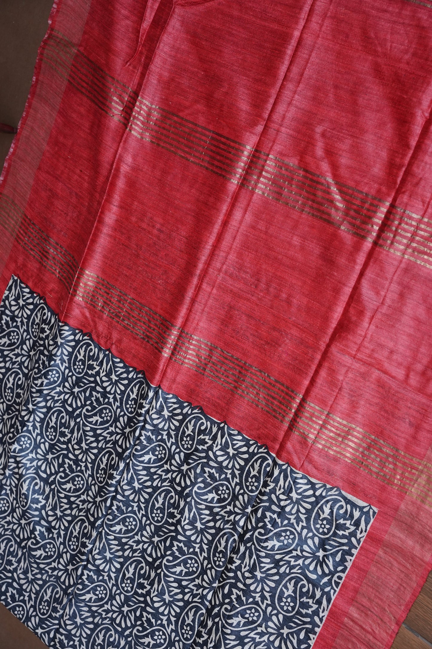 Pure Giccha Silk Saree – Monochrome Paisley Floral Weave with Ruby Red Border