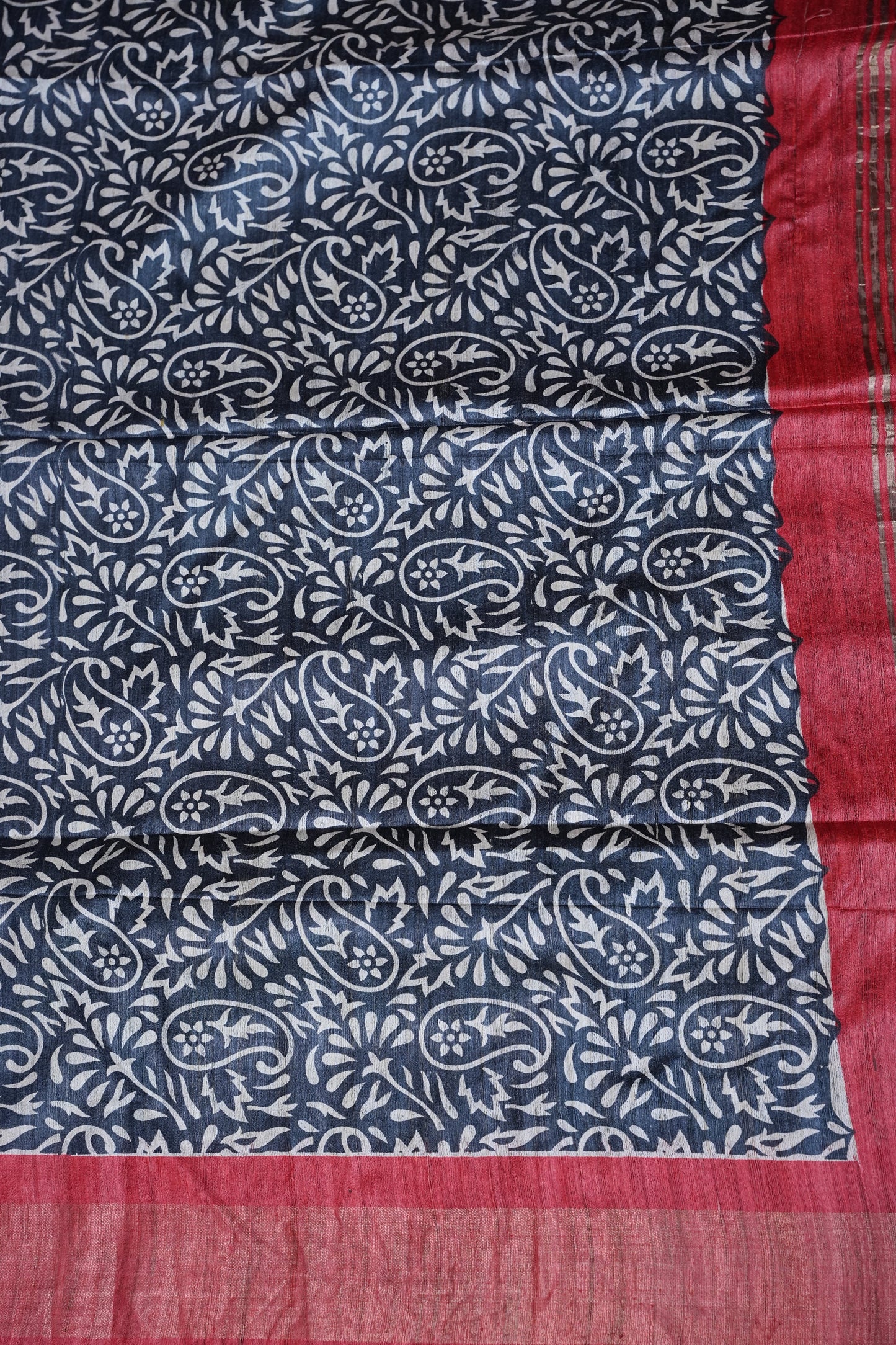 Pure Giccha Silk Saree – Monochrome Paisley Floral Weave with Ruby Red Border