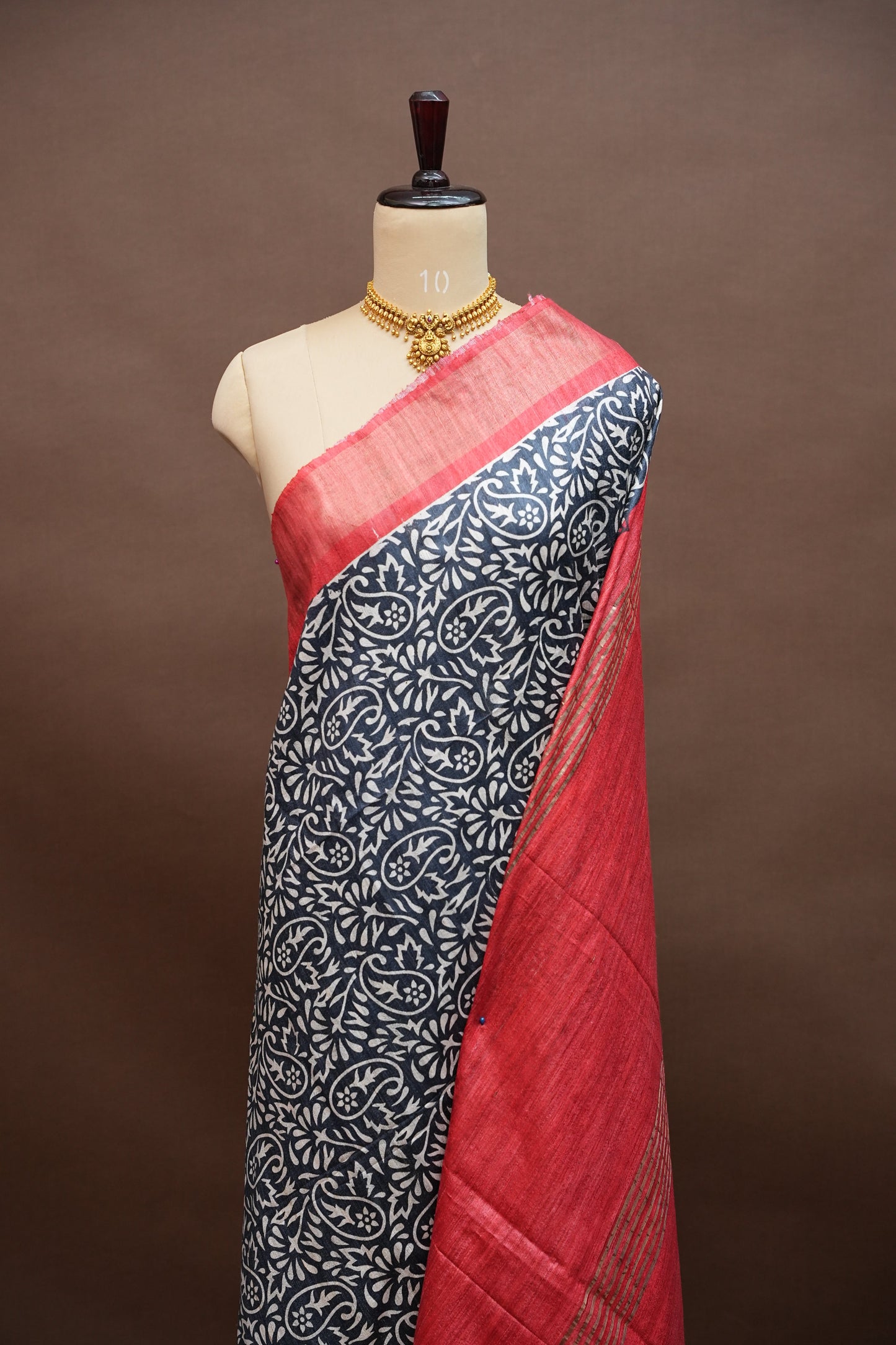 Pure Giccha Silk Saree – Monochrome Paisley Floral Weave with Ruby Red Border