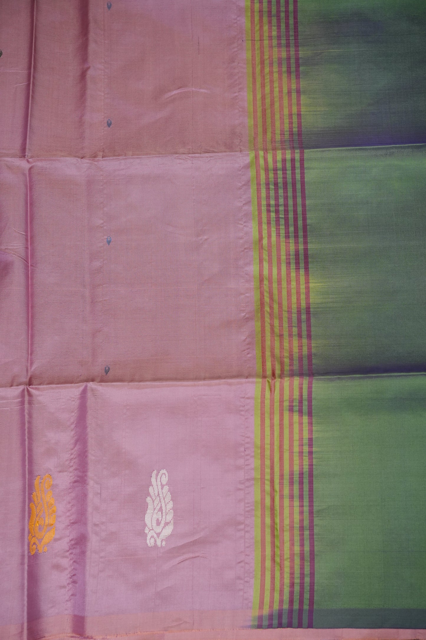 Vegan Saree with Temple Motifs & Contrast Green Pallu – Lavender Pink