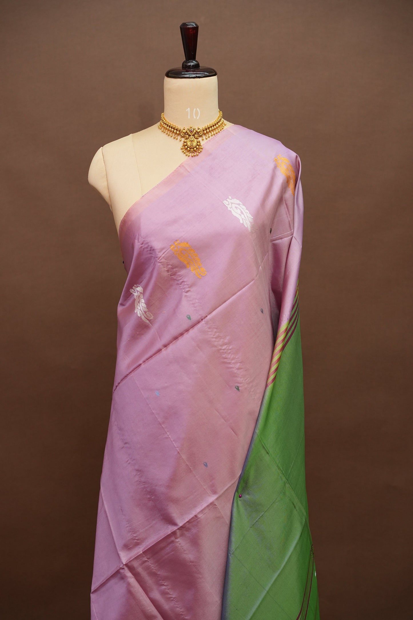 Vegan Saree with Temple Motifs & Contrast Green Pallu – Lavender Pink