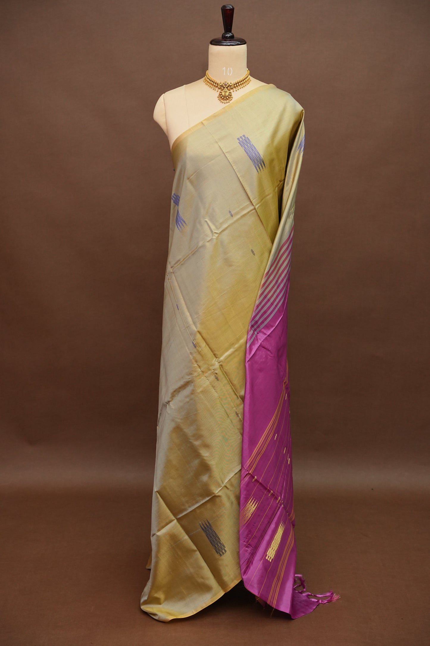 Vegan Saree with Temple Motifs & Contrast Magenta Pallu – Beige Gold