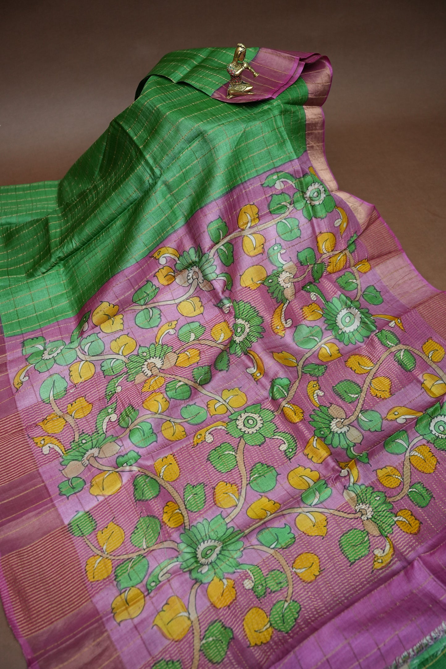 Premium Hand-Painted Tussar Silk Saree – Emerald Green with Lavender Pink Floral Pallu